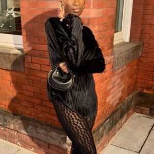 BOOHOO BLACK OVERSIZED PLEATED VELVET DIP BACK SHIRT DRESS IN SIZE 4